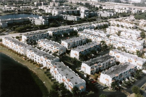Copropriété à louer à Miami, Floride: 3 chambres, 144.93 m2 № 1971455 - photo 2