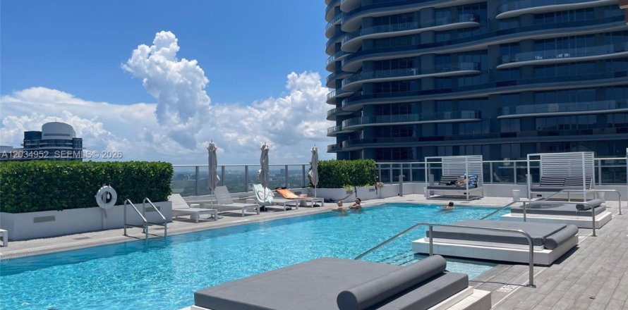 Estudio en el Condominio en Miami, Florida  № 2253545