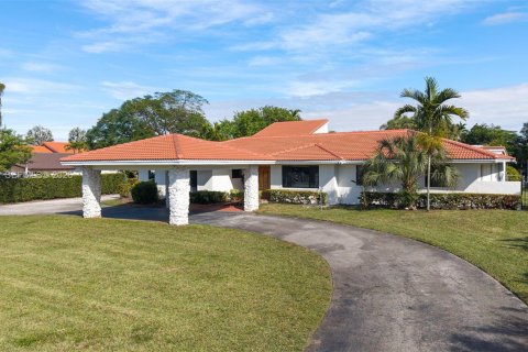 Casa en Miami, Florida 7 dormitorios, 508.55 m2 № 2057826