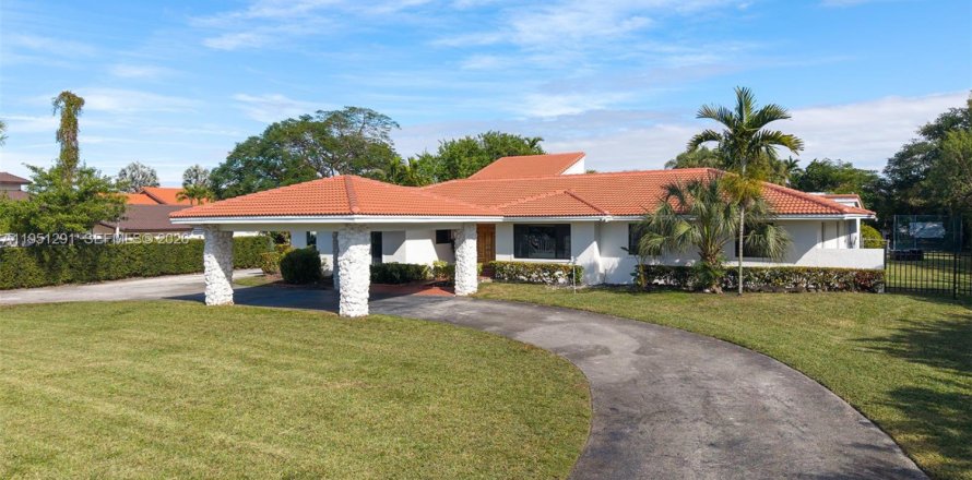 Casa en Miami, Florida 7 dormitorios, 508.55 m2 № 2057826