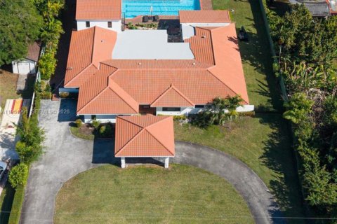 Casa en venta en Miami, Florida, 7 dormitorios, 508.55 m2 № 2057826 - foto 2