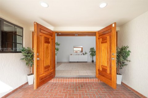 Casa en venta en Miami, Florida, 7 dormitorios, 508.55 m2 № 2057826 - foto 4