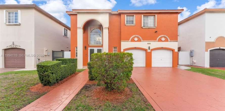 Дом в Майами, Флорида 4 спальни, 268.49м2 № 2056381