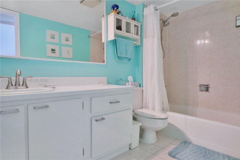 Купить кондоминиум в Майами, Флорида 2 спальни, 113.81м2, № 2034063 - фото 15