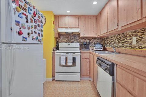 Купить кондоминиум в Майами, Флорида 2 спальни, 113.81м2, № 2034063 - фото 10