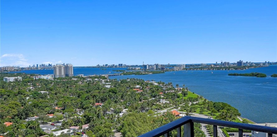 Кондоминиум с 2 спальнями в Майами, Флорида № 2034063