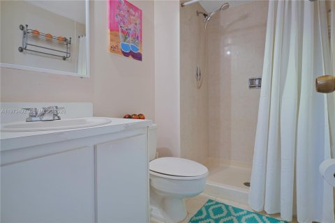 Купить кондоминиум в Майами, Флорида 2 спальни, 113.81м2, № 2034063 - фото 8