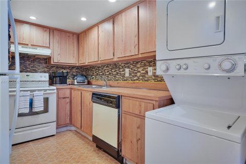 Купить кондоминиум в Майами, Флорида 2 спальни, 113.81м2, № 2034063 - фото 11