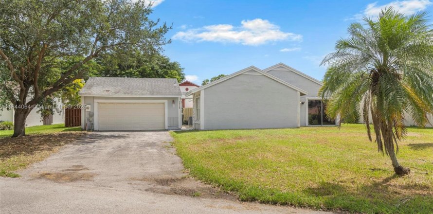 House in Homestead, Florida 2 bedrooms, 127.74 sq.m. № 1841203