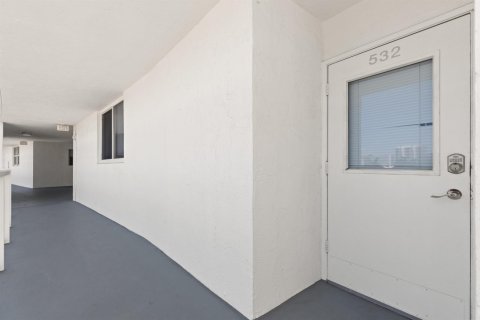 Condo in Pompano Beach, Florida, 2 bedrooms  № 2187415 - photo 4
