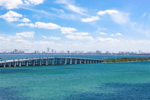 Condo in Miami, Florida, 2 bedrooms  № 2001129