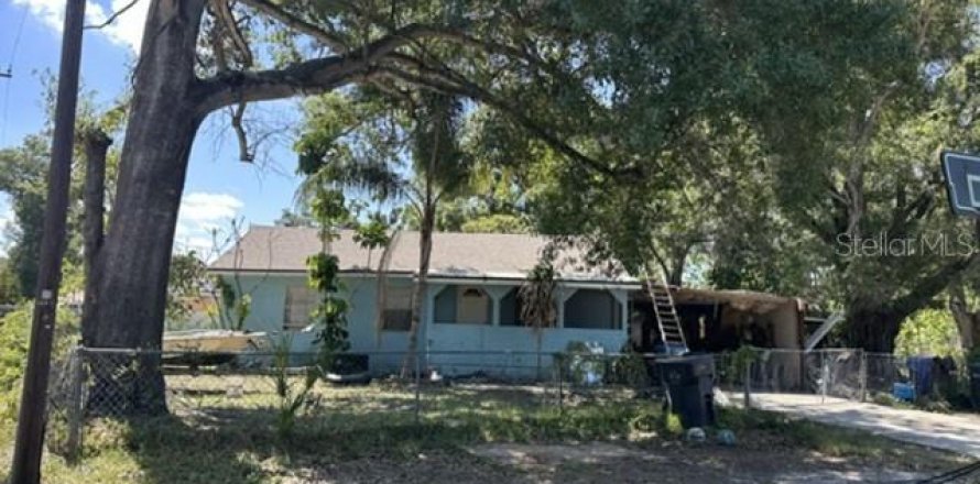 House in Tampa, Florida 3 bedrooms, 148.55 sq.m. № 2207155