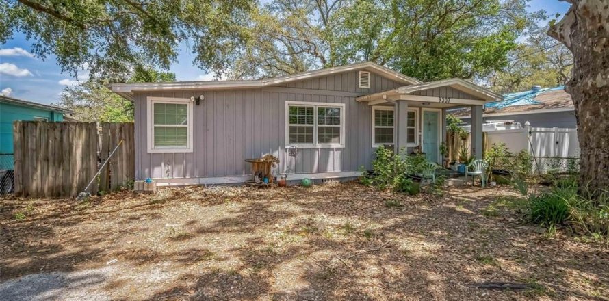 House in Tampa, Florida 2 bedrooms, 101.08 sq.m. № 1745187
