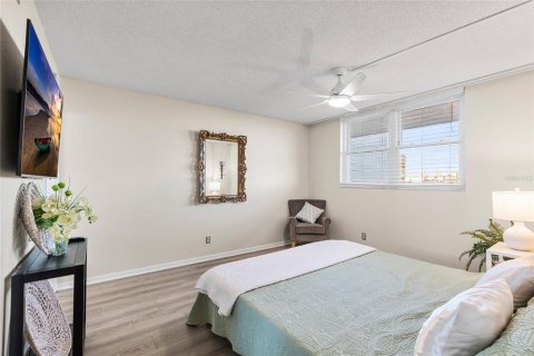 Condo in Madeira Beach, Florida, 2 bedrooms № 2422731 - photo 23