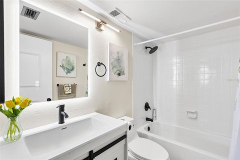 Condo in Madeira Beach, Florida, 2 bedrooms № 2422731 - photo 24