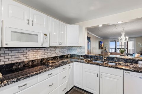 Condo in Madeira Beach, Florida, 2 bedrooms № 2422731 - photo 12