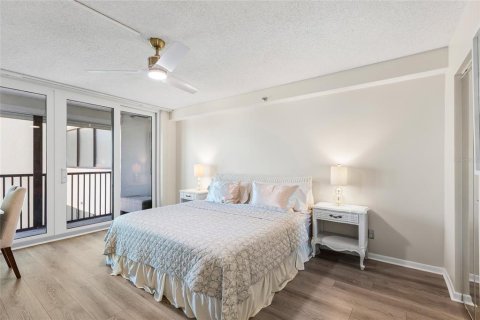 Condo in Madeira Beach, Florida, 2 bedrooms № 2422731 - photo 16