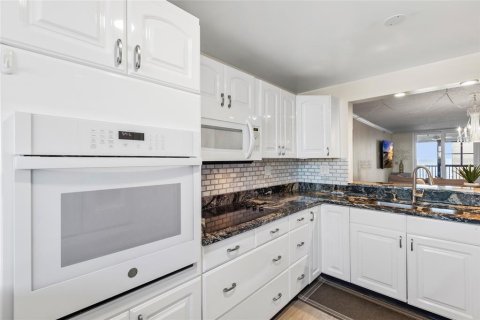 Condo in Madeira Beach, Florida, 2 bedrooms № 2422731 - photo 11