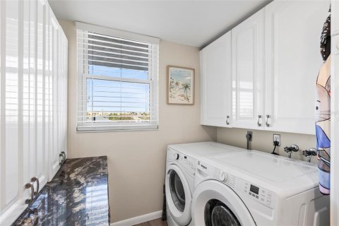 Condo in Madeira Beach, Florida, 2 bedrooms № 2422731 - photo 15