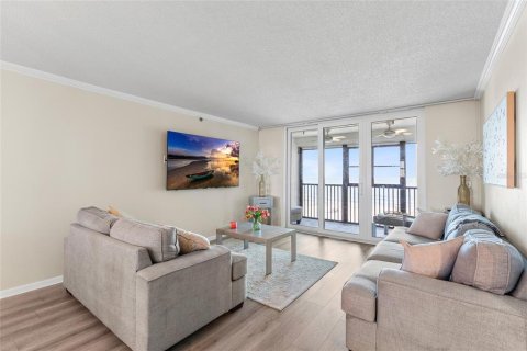 Condo in Madeira Beach, Florida, 2 bedrooms № 2422731 - photo 2