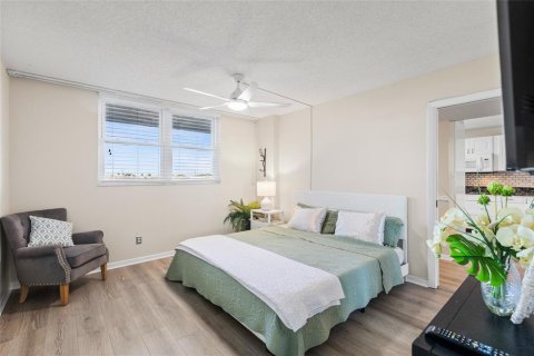 Condo in Madeira Beach, Florida, 2 bedrooms № 2422731 - photo 21