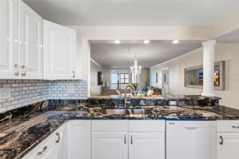 Condo in Madeira Beach, Florida, 2 bedrooms № 2422731 - photo 13
