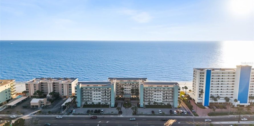 Condo in Madeira Beach, Florida, 2 bedrooms № 2422731