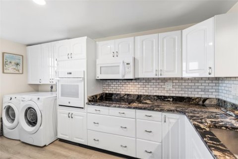 Condo in Madeira Beach, Florida, 2 bedrooms № 2422731 - photo 10
