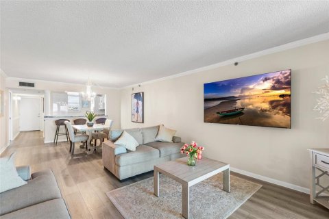 Condo in Madeira Beach, Florida, 2 bedrooms № 2422731 - photo 3
