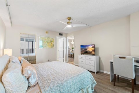 Condo in Madeira Beach, Florida, 2 bedrooms № 2422731 - photo 18