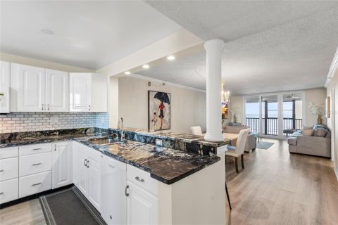 Condo in Madeira Beach, Florida, 2 bedrooms № 2422731 - photo 9