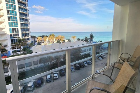 Copropriété à louer à Hollywood, Floride: 2 chambres, 102.19 m2 № 1623385 - photo 1