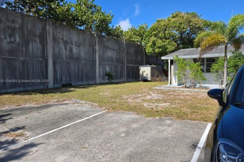 Condo in Lantana, Florida, 2 bedrooms  № 1707176 - photo 2