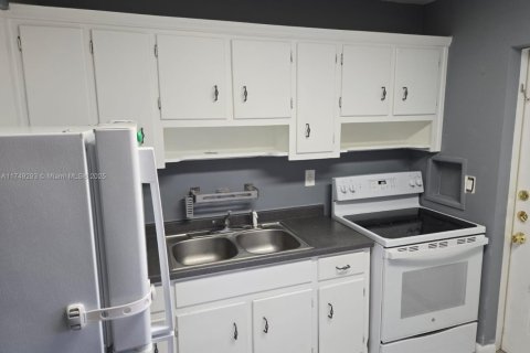 Condo in Lantana, Florida, 2 bedrooms  № 1707176 - photo 11