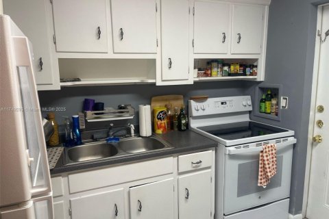 Condo in Lantana, Florida, 2 bedrooms  № 1707176 - photo 8