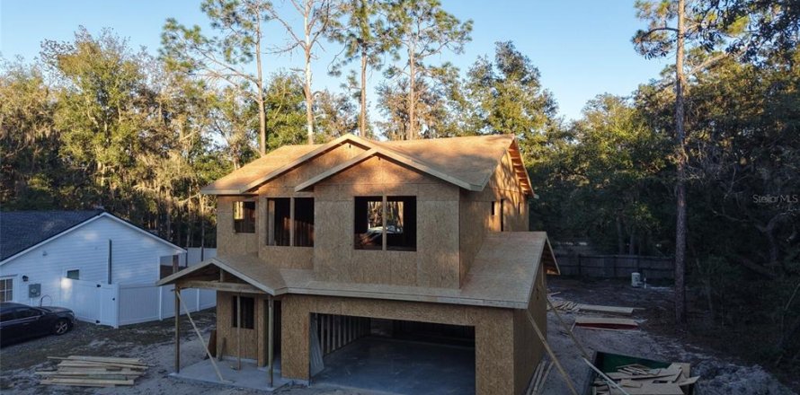 House in Interlachen, Florida 3 bedrooms, 142.23 sq.m. № 2206201