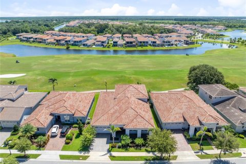 House in Orlando, Florida 5 bedrooms, 420.38 sq.m. № 2339727
