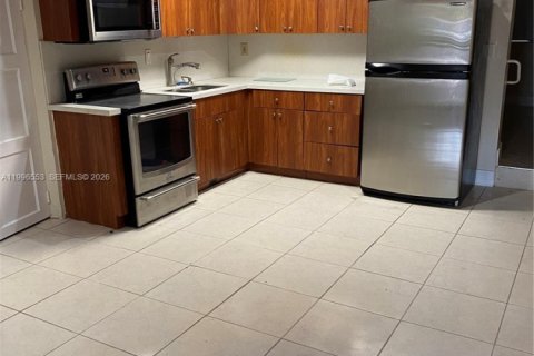 Apartamento en alquiler en Miami, Florida, 1 dormitorio, 372.54 m2 № 2058451 - foto 4