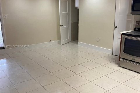 Apartamento en alquiler en Miami, Florida, 1 dormitorio, 372.54 m2 № 2058451 - foto 3