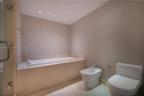 Condominio en venta en Miami, Florida, 5 dormitorios, 443.14 m2 № 1893034 - foto 30
