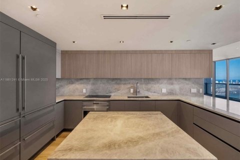 Condominio en venta en Miami, Florida, 5 dormitorios, 443.14 m2 № 1893034 - foto 17