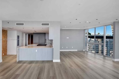 Condominio en venta en Miami, Florida, 5 dormitorios, 443.14 m2 № 1893034 - foto 19