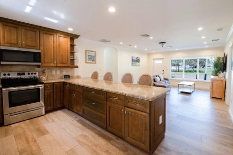 Propiedad comercial en venta en Dania Beach, Florida, 272.2 m2 № 1973554 - foto 6