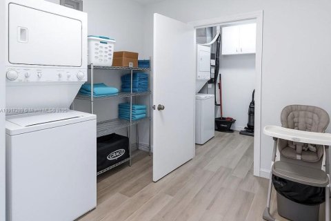 Propiedad comercial en venta en Dania Beach, Florida, 272.2 m2 № 1973554 - foto 28