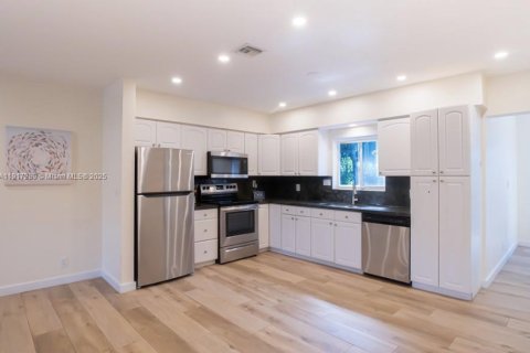 Propiedad comercial en venta en Dania Beach, Florida, 272.2 m2 № 1973554 - foto 18