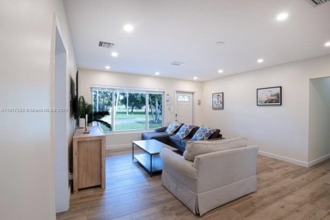 Propiedad comercial en venta en Dania Beach, Florida, 272.2 m2 № 1973554 - foto 15