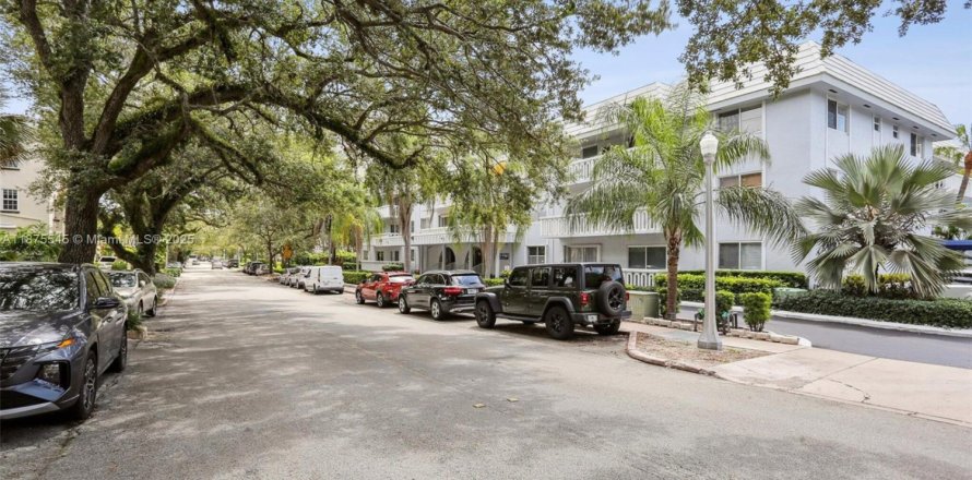 Condominio en Coral Gables, Florida, 2 dormitorios  № 1920565