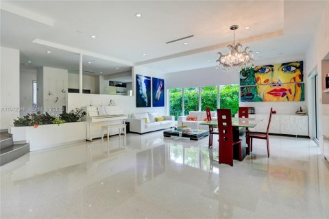 Casa en venta en Miami, Florida, 4 dormitorios, 347.55 m2 № 2032988 - foto 17