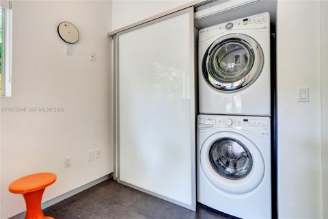 Casa en venta en Miami, Florida, 4 dormitorios, 347.55 m2 № 2032988 - foto 28