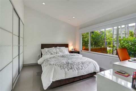Casa en venta en Miami, Florida, 4 dormitorios, 347.55 m2 № 2032988 - foto 25